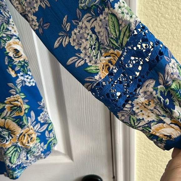 ODDI "CHECK OUT THE BACK" BLUE FLORAL BUTTON DOWN TOP Size Small - Picture 10 of 13